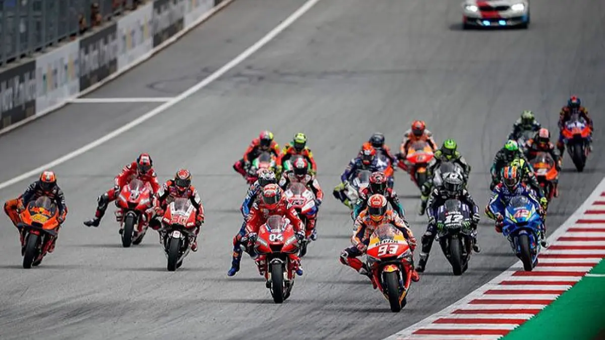 Feda Ega Pratama tampil luar biasa di Moto3 Jerez 2026 usai comeback dari P17 ke P6 dan bikin paddock mulai waspada. (Pinterest) 