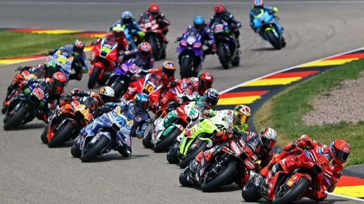 Feda Ega Pratama tampil luar biasa di Moto3 Lemans 2026 usai comeback dari P14 ke P4 pada balapan basah ekstrem. (Pinterest) 