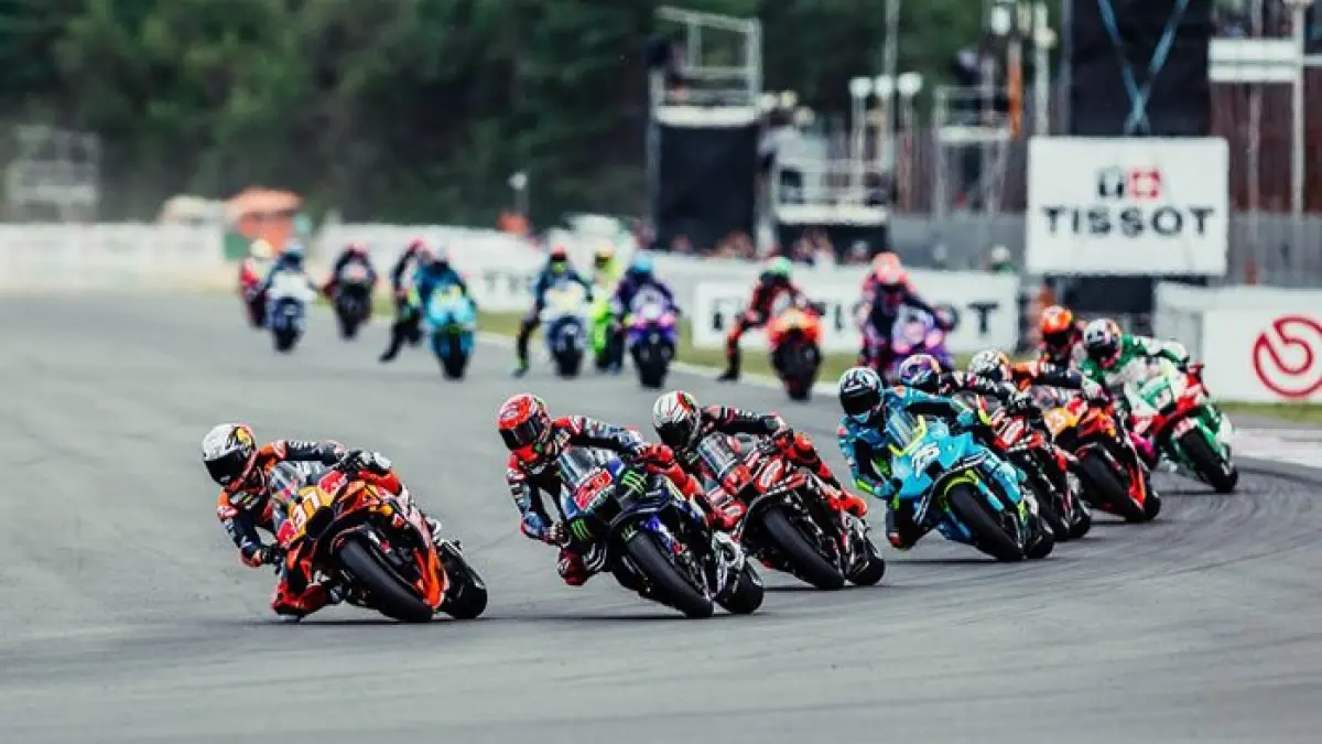 Feda Ega Pratama tampil luar biasa di Moto3 Prancis 2026 usai comeback 10 posisi pada balapan wet race ekstrem Le Mans. (Pinterest) 