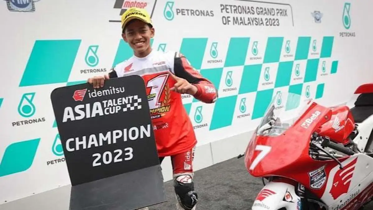Feda Ega Pratama tampil tenang di FP Moto3 Catalunya 2026, namun justru bikin rival panik dan Hiroshi Aoyama terkejut.(pinterest)