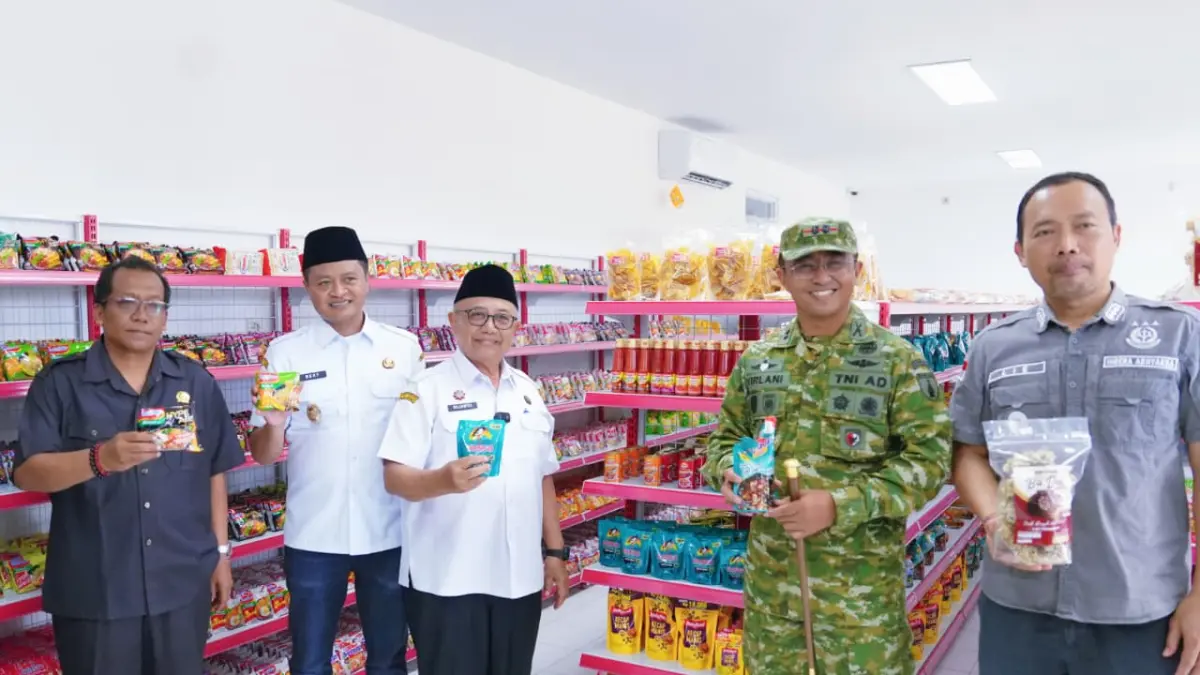 KODIM 0808 Blitar UNTUK RADAR BLITAR
GAYENG: Dandim 0808/Blitar Letkol Inf Virlani Arudyawan bersama Bupati Rijanto, Wabup Beky Herdihansah, Forkopimda, tokoh masyarakat, hingga pengusaha menggunting pita saat ikut meresmikan launching KDMP bersama Presiden Prabowo Subianto di Desa Tingal, Kecamatan Garum, kemarin. (foto insert) Dandim 0808/Blitar, Bupati dan Wabup Blitar, beserta Forkopimda meninjau KDMP Tingal, Sabtu (16/5/2026).