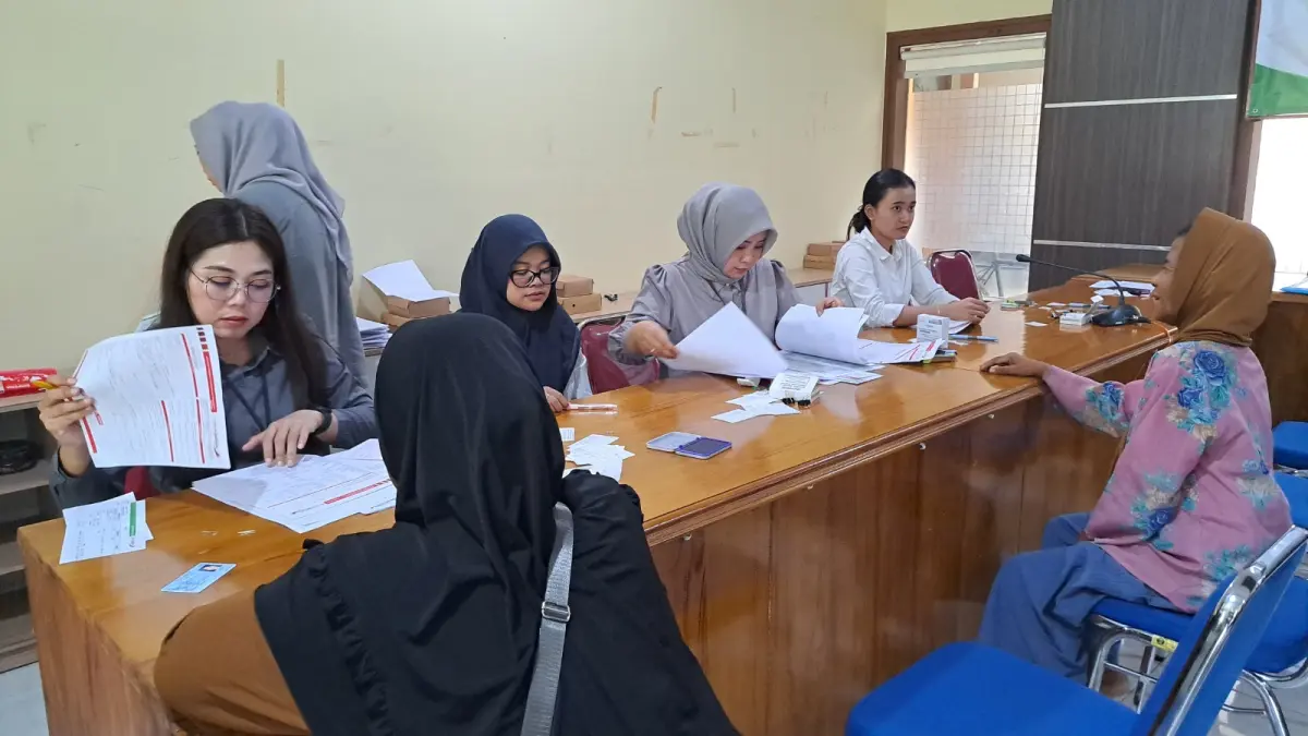 TAMBAH ONGKOS LAGI: Sejumlah penerima bantuan RLTH Kabupaten Blitar melakukan verifikasi data. 