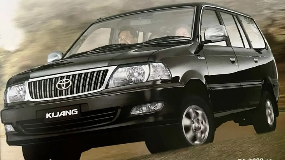 Toyota Kijang Krista 2004 dan 2000 dijual Rp83 juta. Kondisi original, mesin 2.000 cc injeksi, siap mudik luar kota.