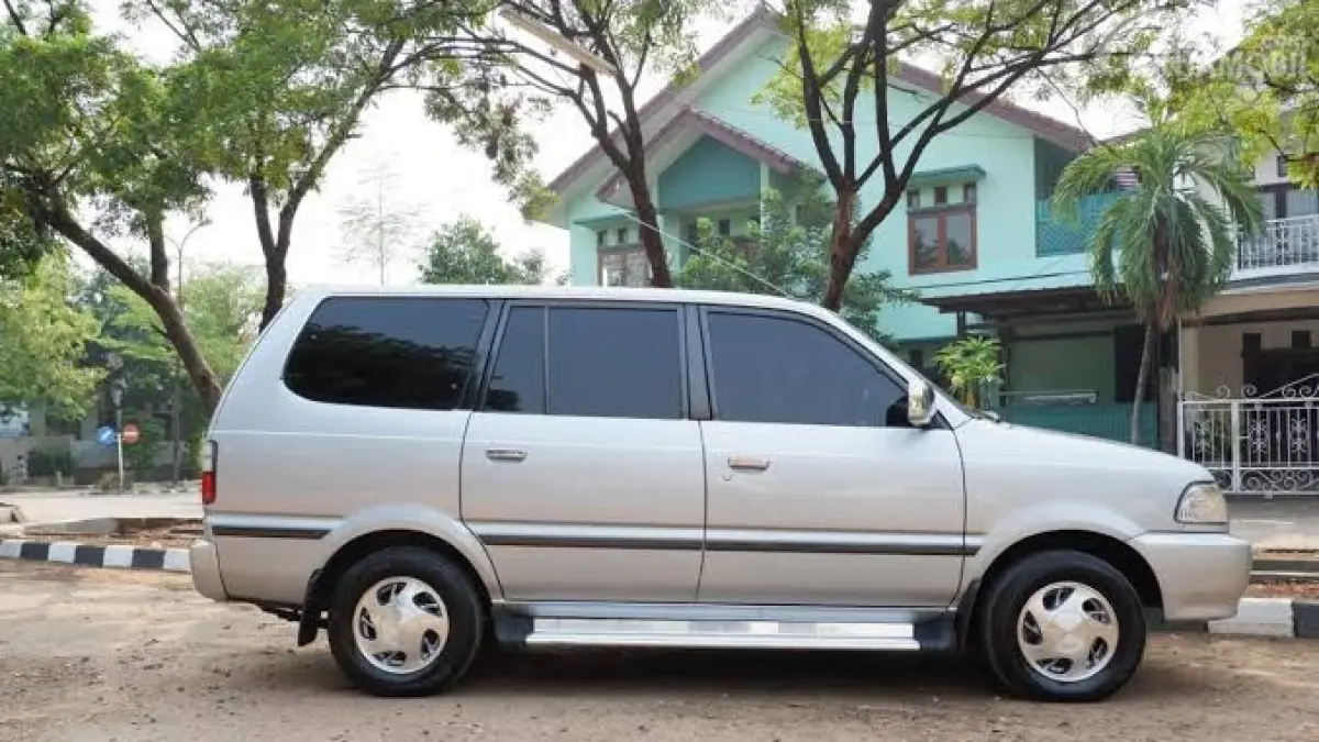 Toyota Kijang LGX vs Kijang Krista 2003 dibandingkan langsung. Harga mulai Rp72 jutaan, cocok buat mudik Lebaran.
