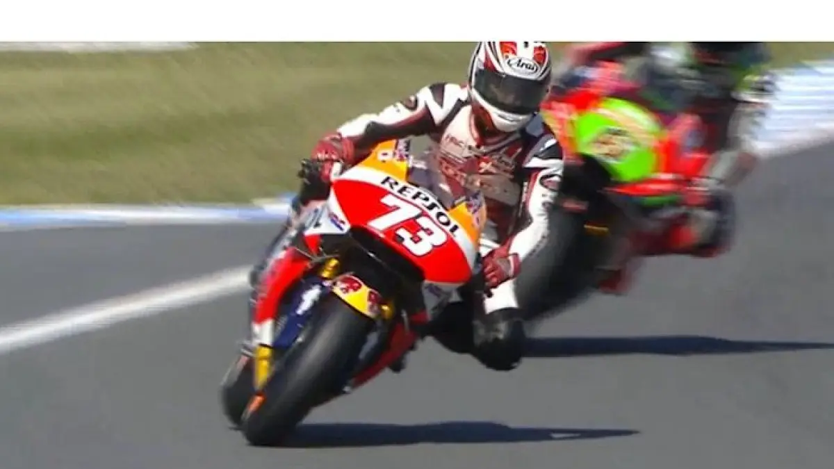 Veda Ega Pratama bikin Hiroshi Aoyama menangis usai raih podium Moto3 Brazil 2026 lewat duel dramatis lawan rider Spanyol.(pinterest)