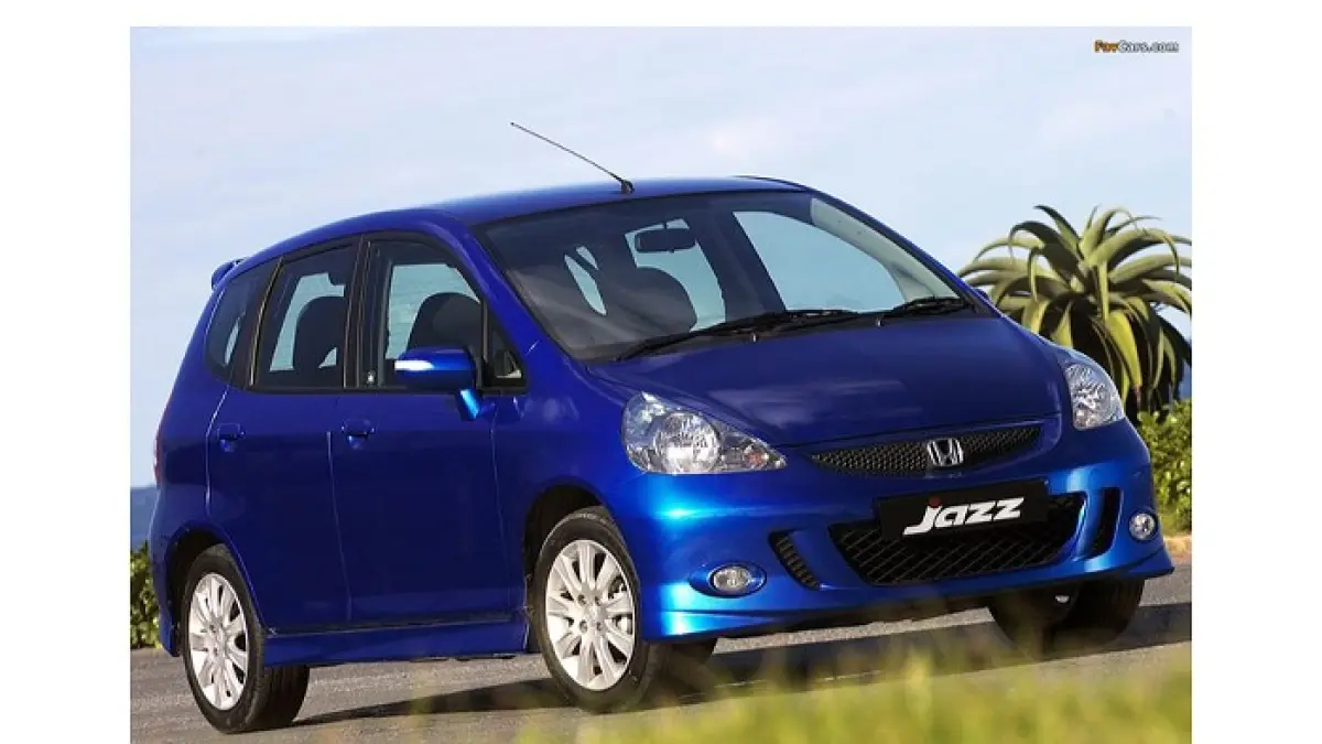 Honda Jazz generasi 1 masih diburu di pasar mobil bekas. Harga mulai Rp60 jutaan, kabin luas, irit BBM, dan spare part melimpah.(pinterest)