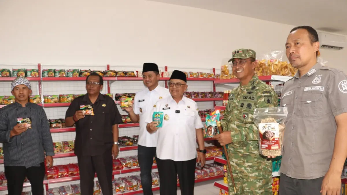 PAMER: Ketua DPRD Kabupaten Blitar, Supriadi (dua dari kiri) bersama Forkopimda Kabupaten Blitar menunjukkan produk KDKMP Desa Tingal Kecamatan Garum, Sabtu (16/5/2026). 