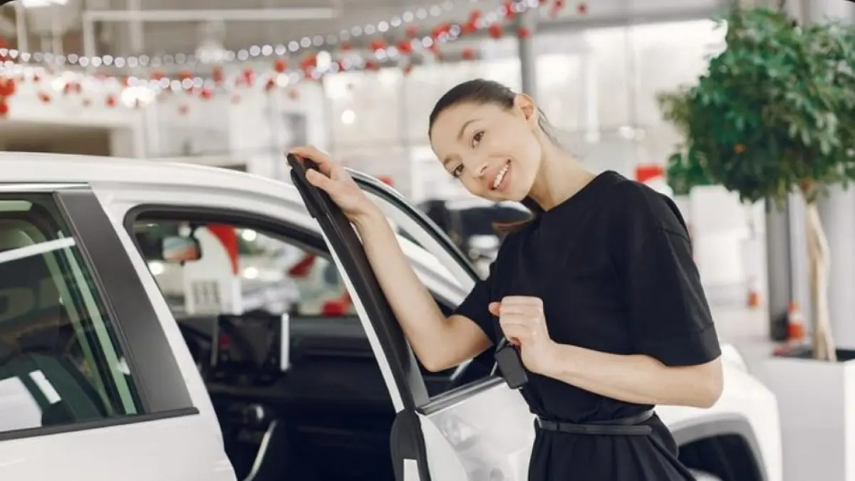 Rekomendasi mobil bekas Rp100 jutaan terbaik untuk keluarga, dari Nissan Serena, Avanza hingga Isuzu Panther yang irit dan nyaman.(freepik.com)