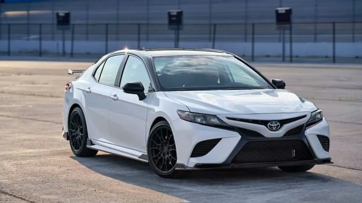 Toyota Camry 2.5 V 2022 hadir dengan sunroof, interior premium, dan mesin halus. DP mulai Rp4 jutaan, cocok buat sedan mewah. (Pinterest) 