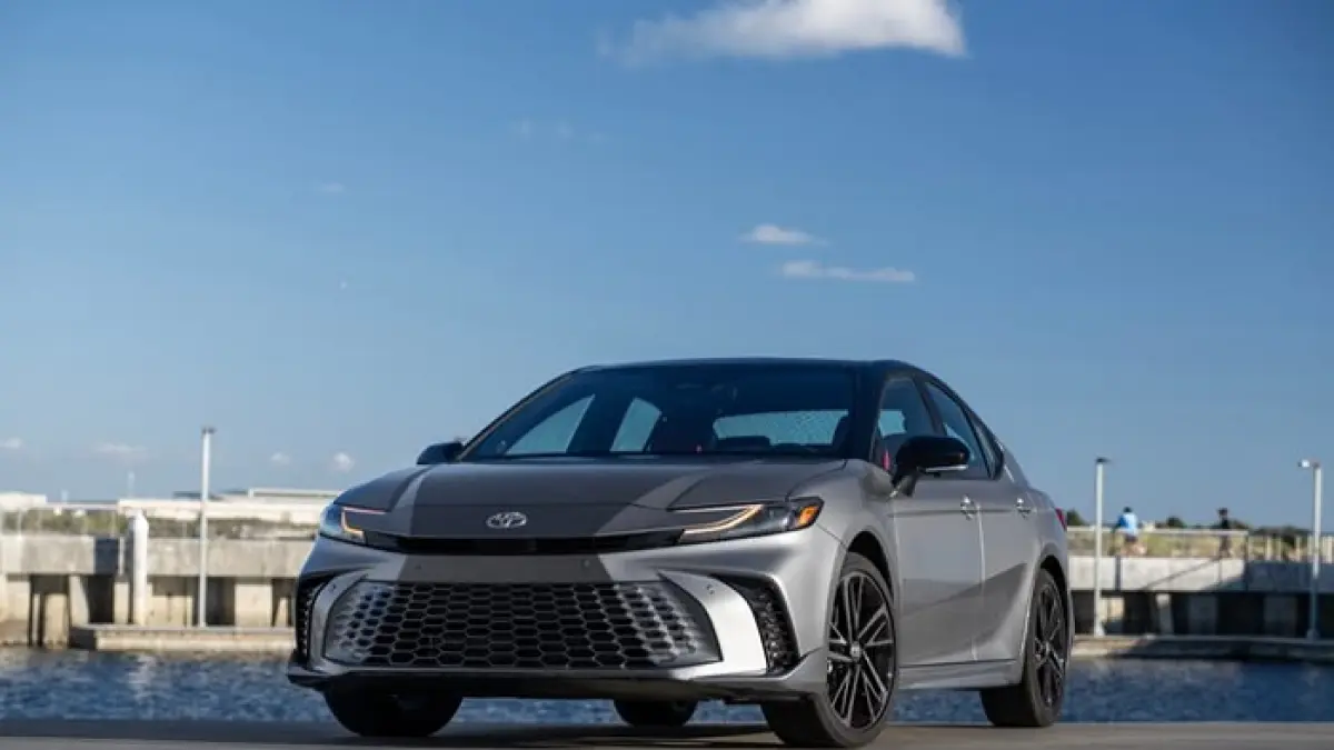 Toyota Camry XV70 2023 bekas kembali diburu. Sedan premium Toyota ini disebut nyaman, irit, dan worth it dibeli. (Pinterest) 