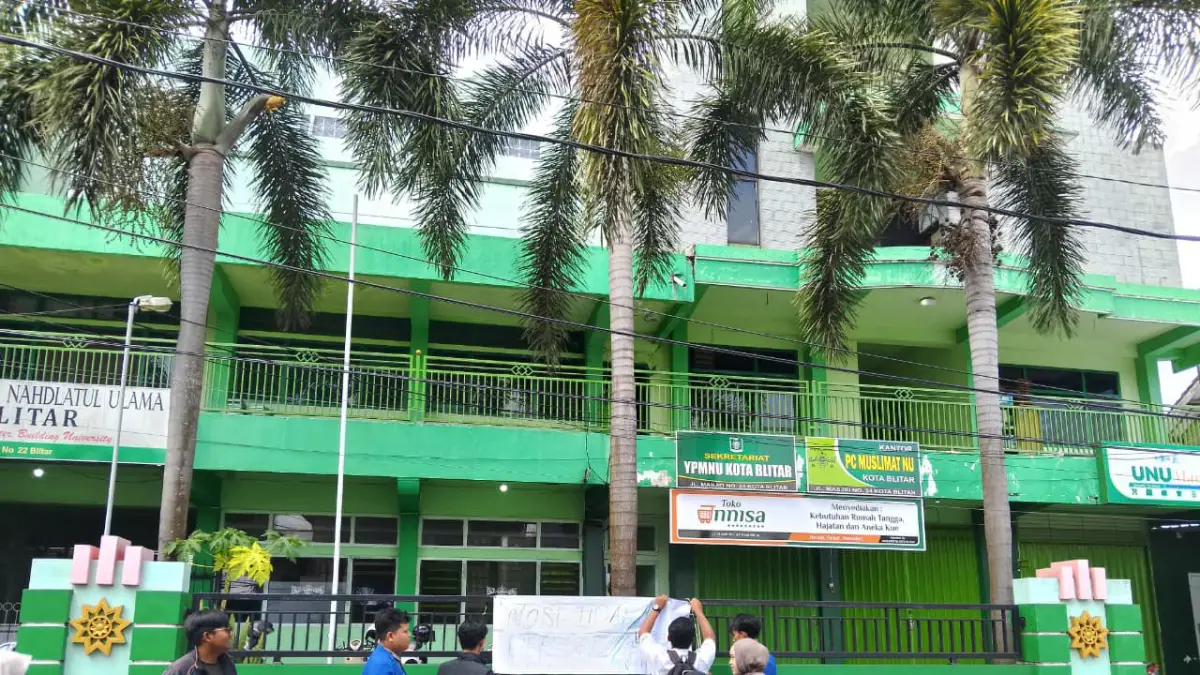 CB TANDOYO/RADAR BLITAR
USUT TUNTAS: Mahasiswa dari organisasi PMII Blitar memasang spanduk protes dengan tulisan Mosi Tidak Percaya, di depan kampus, kemarin (17/5). 