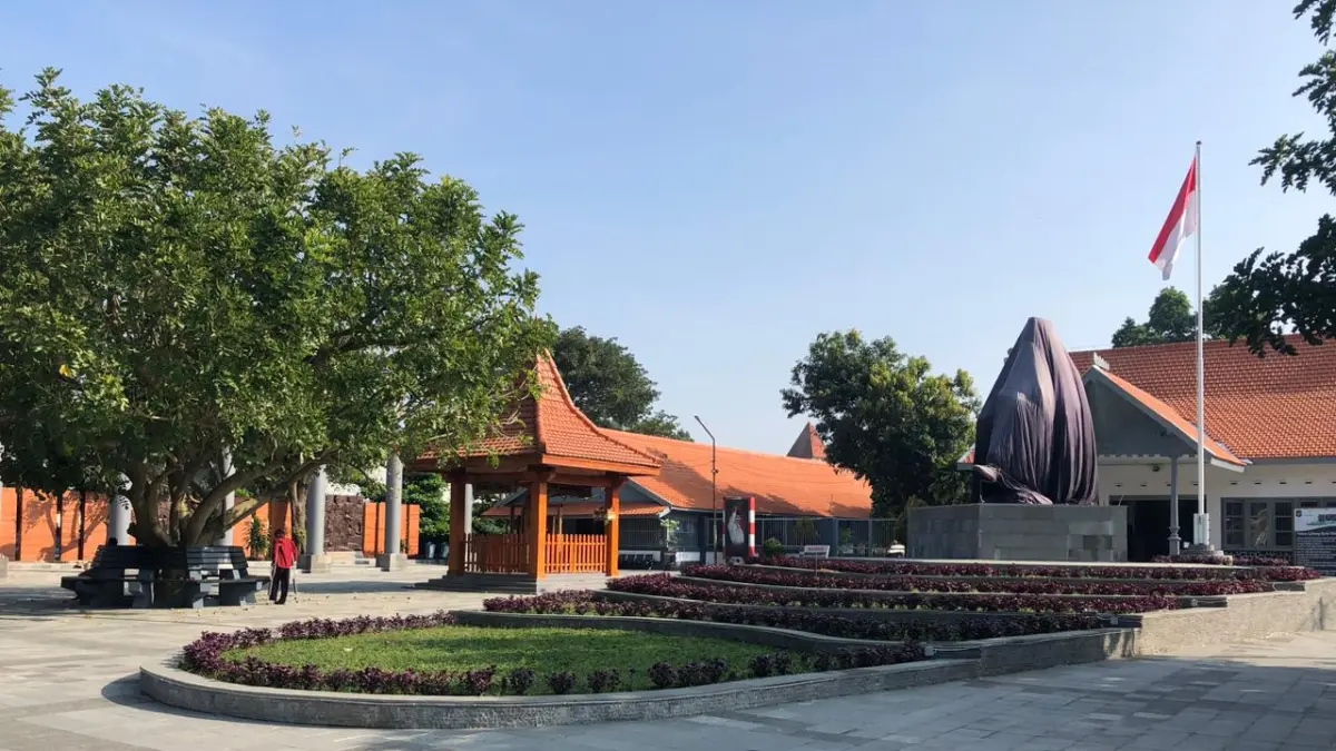 CB TAN/RADAR BLITAR - Istana Gebang Kota Blitar