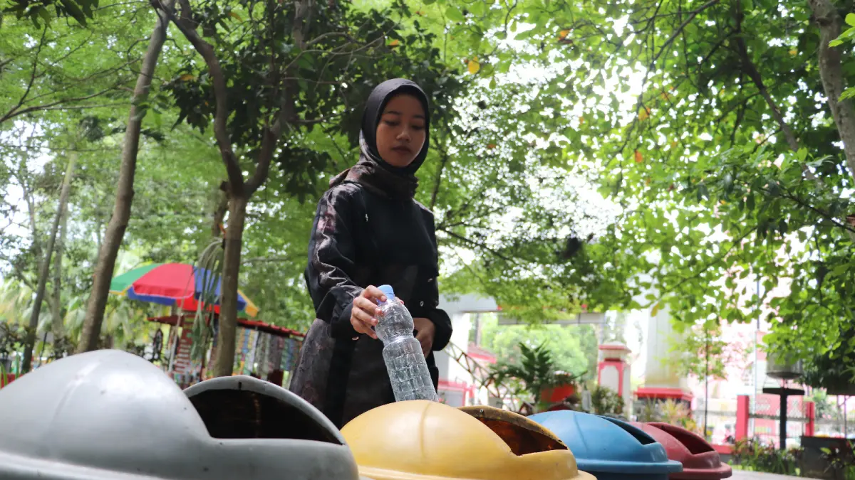 M LUKI AZHARI/RADAR BLITAR - BUTUH KESADARAN: Masyarakat harus turut serta dalam mengurangi beban sampah di TPA dengan memilah sampah secara mandiri.