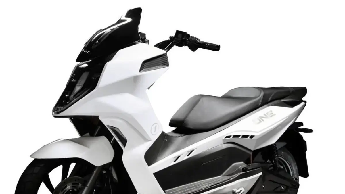 Motor listrik Alfa One hadir dengan desain futuristik, top speed 90 km/jam, fitur canggih, dan harga Rp34,9 juta.