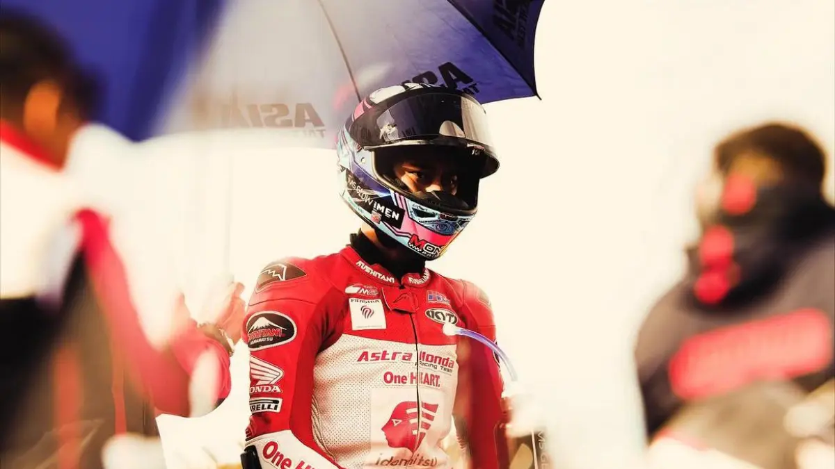 Veda Ega Pratama cetak sejarah podium Moto3 Brasil 2026 dan sukses mencuri perhatian Marc Marquez di paddock.