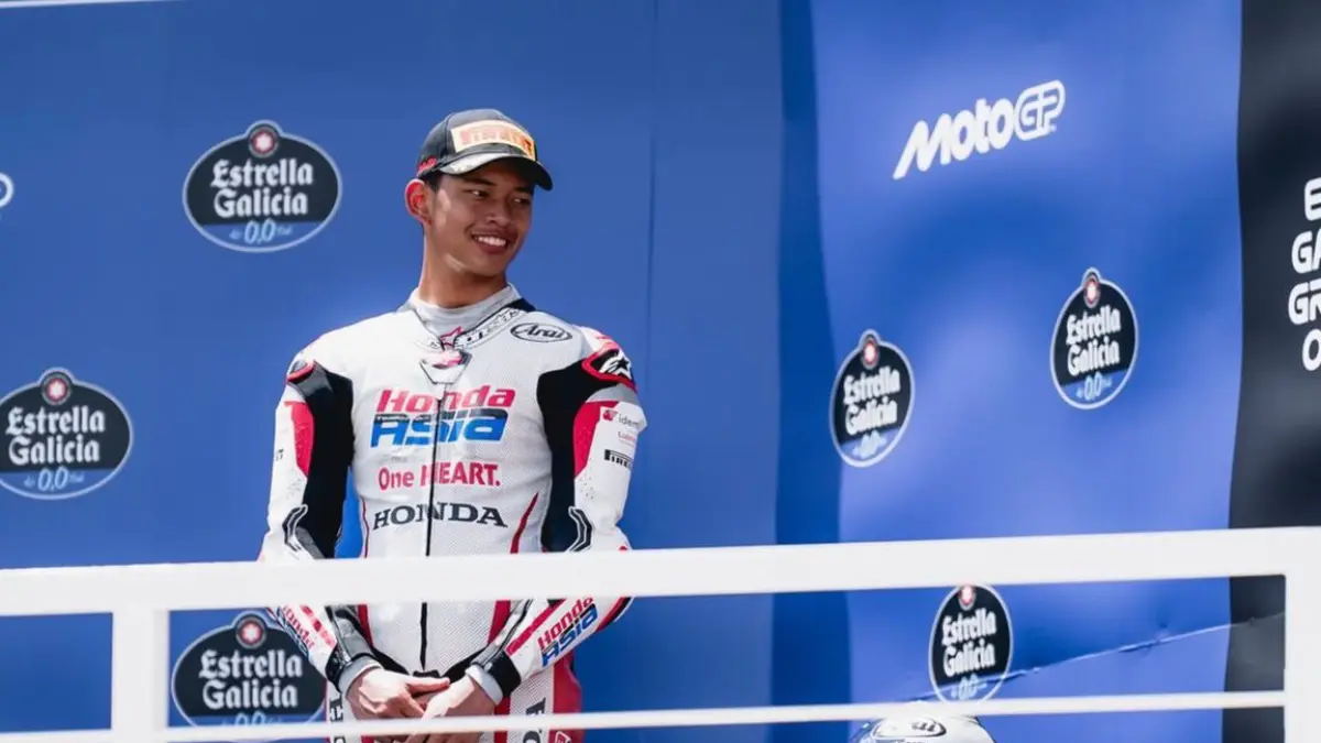 Veda Ega Pratama tampil brutal di Moto3 Catalunya 2026 usai start P20 dan finish P8 lewat 12 overtake sensasional.