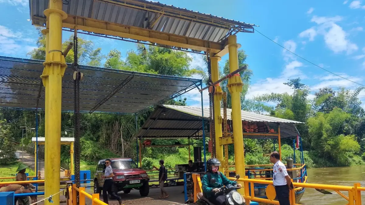 AKHMAD NUR KHOIRI/RADAR PENATARAN - DIPANTAU: Dishub Kabupaten Blitar saat meninjau operasional perahu penyeberangan Sungai Brantas.