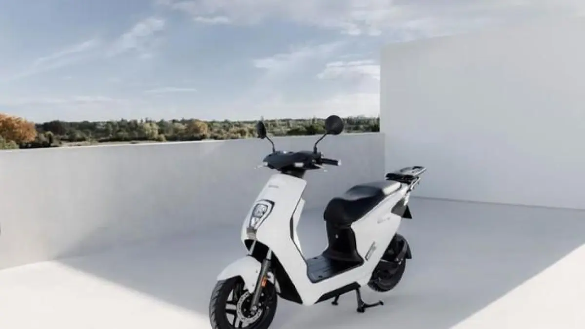 Honda EM1 motor listrik hadir dengan desain futuristik, fitur modern, dan biaya hemat untuk kebutuhan mobilitas harian.