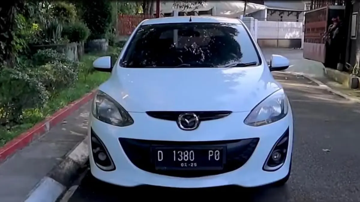 Mazda 2 bekas 2015 dengan jarak 183 ribu km ternyata masih nyaman, irit dan minim masalah mesin. Simak biaya servisnya.(screenshot youtube)