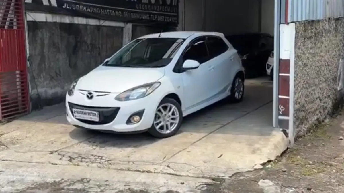 Mazda 2 hatchback Sport 2012 bekas masih mulus dengan kilometer 95 ribu. Mesin 1500 cc responsif dan interior orisinal.(screenhot youtube)