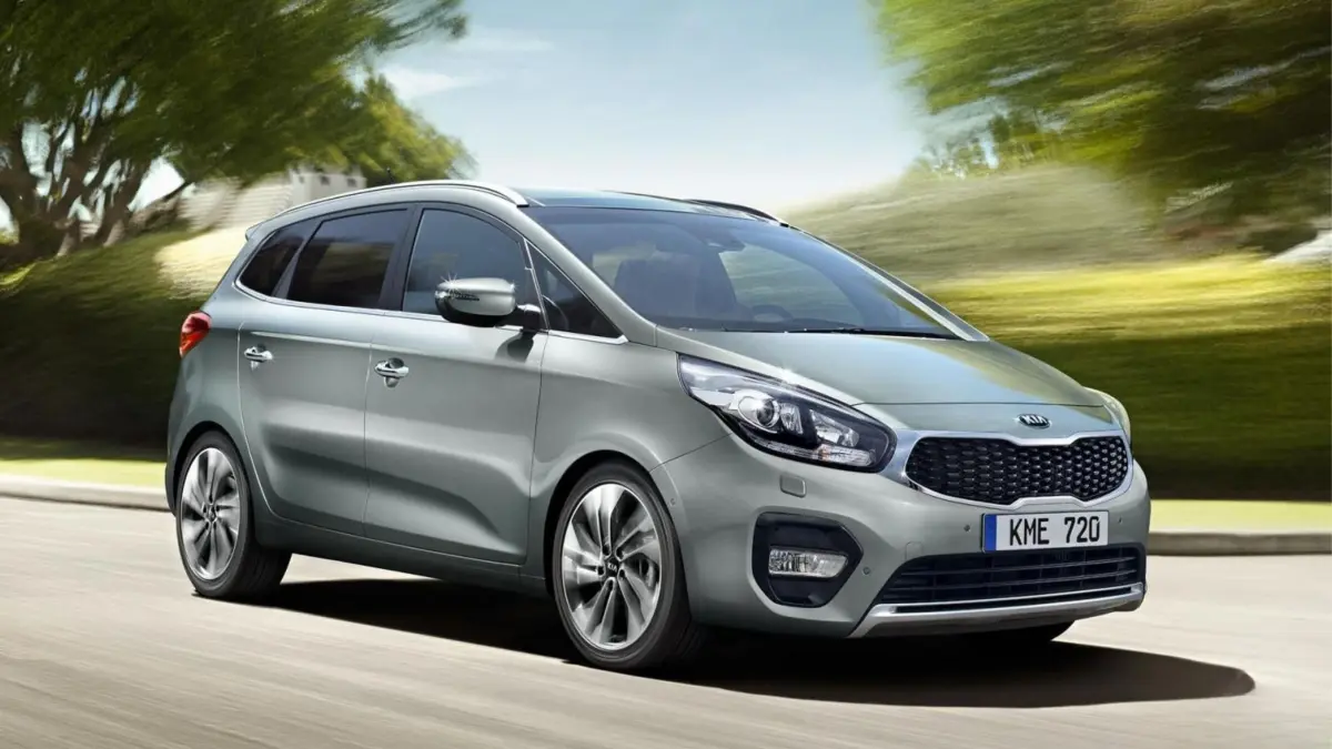 MPV bekas 50 juta kini makin diminati. Chevrolet Spin hingga Kia Carens tawarkan kenyamanan dan fitur mewah dengan harga murah. (GEMINI AI)
