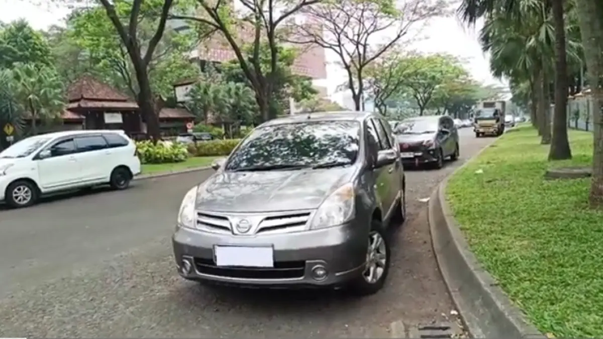 Nissan Grand Livina Ultimate 2011 bekas dijual murah di bawah Rp100 juta. Interior mewah dan fitur lengkap jadi daya tarik utama.(screenshot youtube)