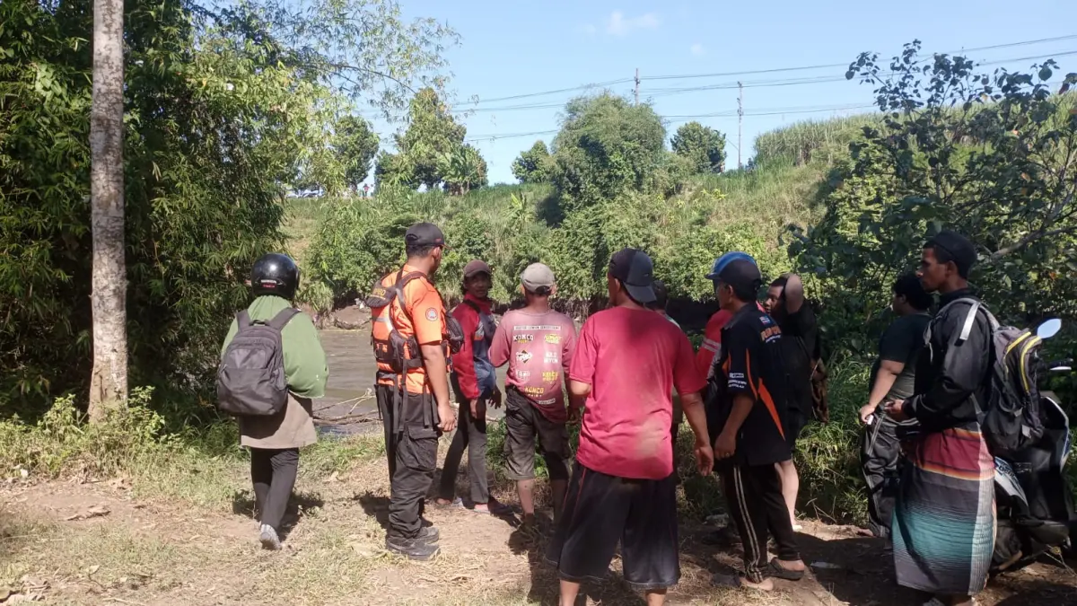 Petugas gabungan melakukan pencarian pencari ikan yang hanyut di Sungai Brantas saat Flushing bendungan Wlingi-Lodoyo, Senin (18/5/2026).