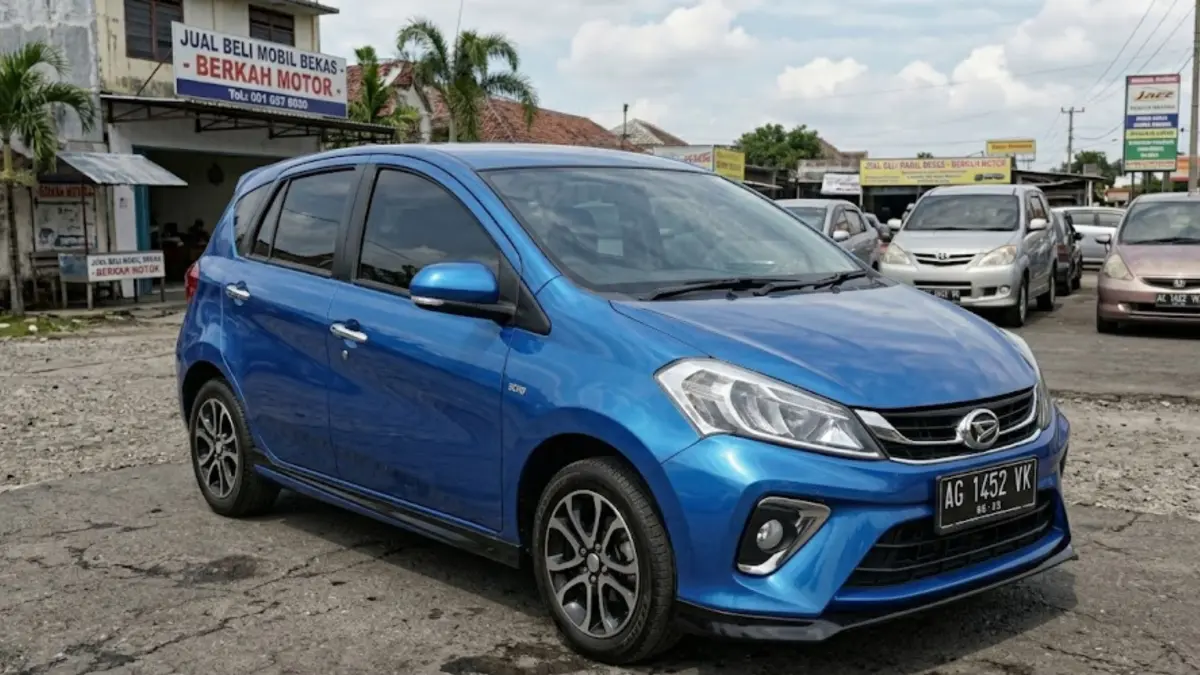 Review Daihatsu Sirion 2019 bekas dengan mesin irit, fitur lengkap, dan kabin luas yang cocok untuk mobil harian. (GEMINI AI)