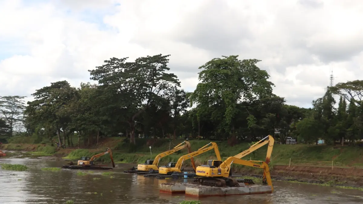 RISIKO: Sejumlah alat berat bekerja untuk menguras bendungan Wlingi-Lodoyo agar bersih dari sedimen, Senin (18/5/2026). 
