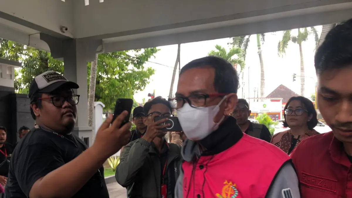 CB Tan/Radar Blitar
DIBEKUK: Mantan Dirut BPR Kota Blitar resmi ditahan oleh Kejari Blitar, kemarin (20/5).