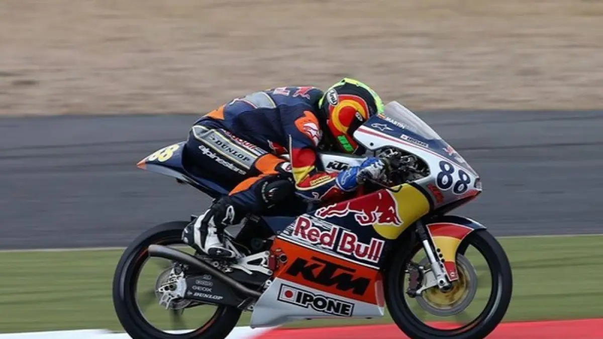 Jose Rueda juara Red Bull Rookies Cup usai Collin Veijer gagal menang di balapan dramatis Valencia.