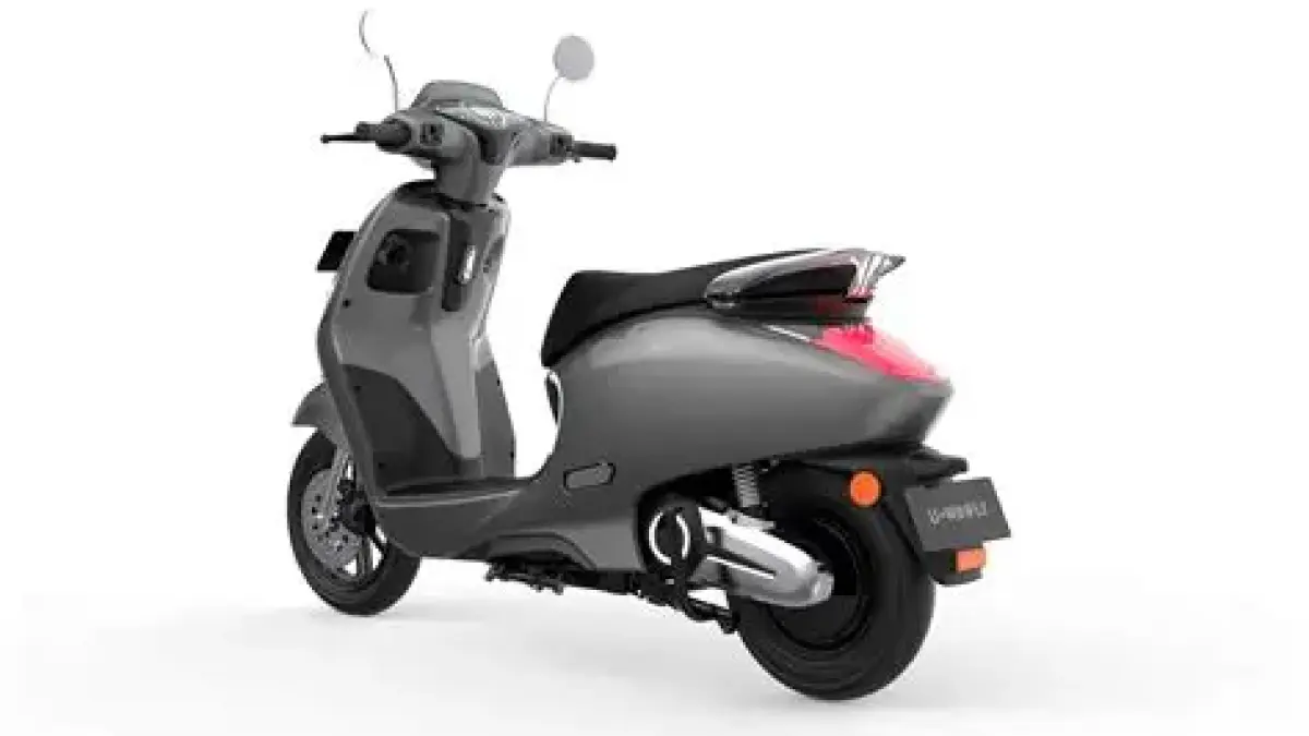 Motor listrik Uwinfly M135H hadir dengan jarak tempuh 180 km, dual baterai lithium, dan top speed 105 km/jam.