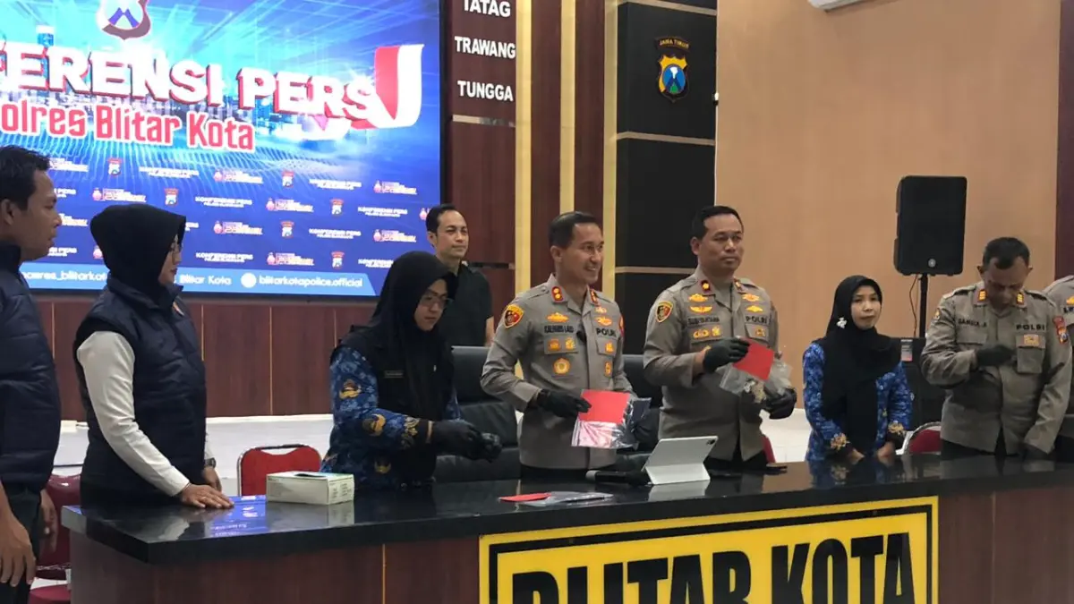 Polisi menunjukkan sejumlah barang bukti hasil kejahatan TPPO dengan korban anak di bawah umur, Rabu (20/5/2026). 