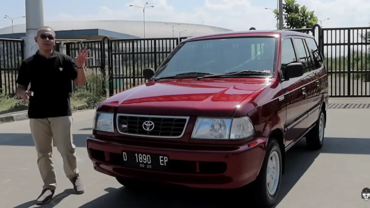 Toyota Kijang Kapsul kembali booming. Harga bekas naik drastis karena terkenal bandel, nyaman, dan jadi incaran kolektor.
(screenshot youtube)