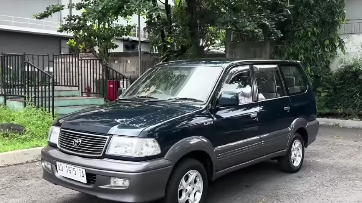 Toyota Kijang Kapsul masih layak di 2025. Mobil keluarga legendaris dengan desain klasik, mesin bandel, dan spare part melimpah.
(screenshot youtube)