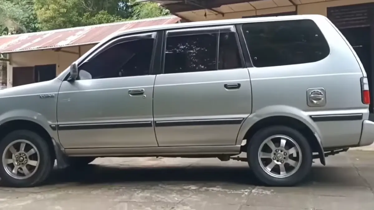Toyota Kijang Kapsul punya banyak tipe dari SX hingga Krista. Simak perbedaan fitur, mesin, dan varian lengkapnya.
(screenshot youtube)