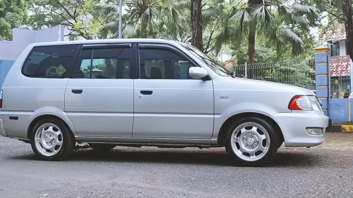 Toyota Kijang LGX 2000 ini tampil estetik pakai velg Mercy S-Class. Modifikasi cuma Rp15 juta tapi tetap nyaman keluarga.
(screenshot youtube)