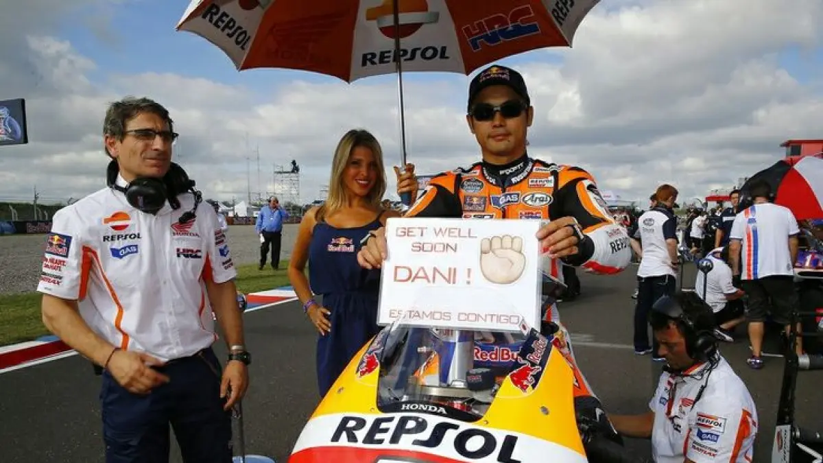 Veda Ega Pratama bikin Hiroshi Aoyama terharu usai tampil agresif dan finis P6 meski sempat dua kali crash. (Pinterest. com)