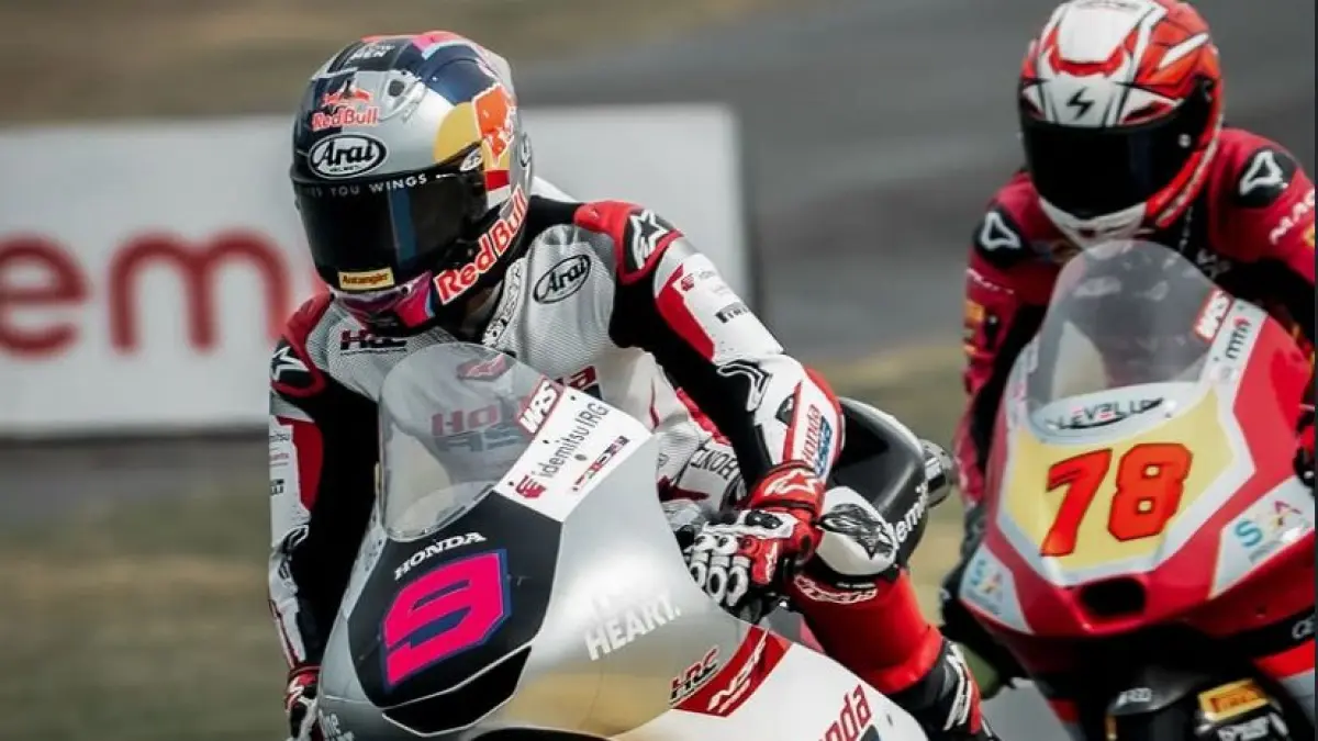 Blunder kualifikasi paksa Veda Ega Pratama start P20 di Moto3 Catalunya 2026. Sukses epic comeback finis P8 dan hancurkan mental Hakim Danish! (Screenshot Youtube)