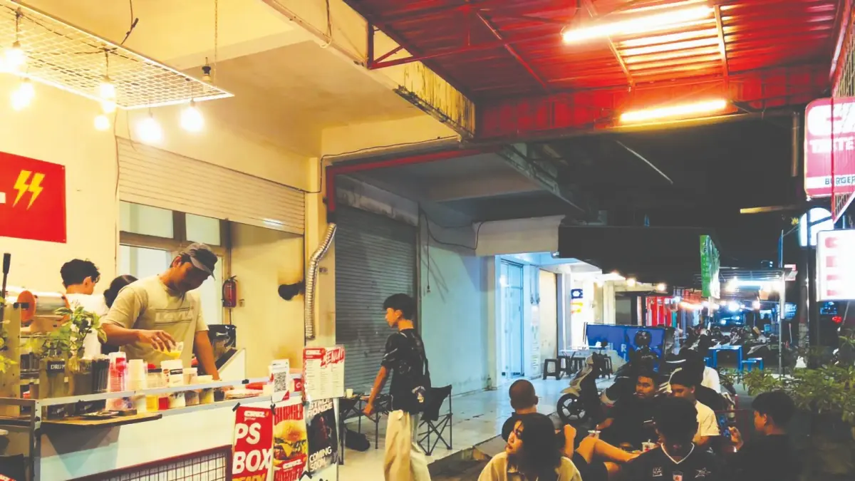 Burger Handmade Mulai Geser Tren Kopi di Blitar
Dari Kopi ke Burger, Anak Muda Blitar Baca Selera Pasar
