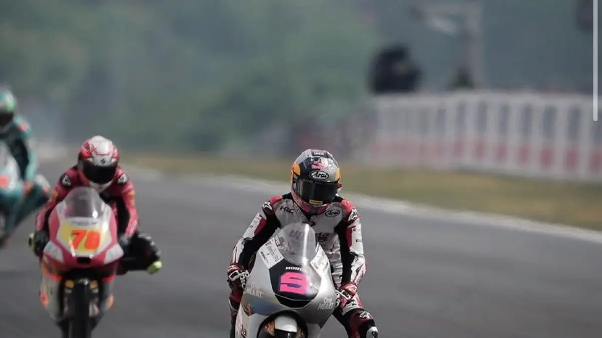 Media Italia GPone puji Veda Ega Pratama sebagai pembalap Honda terbaik di Moto3 Catalunya 2026 usai epic comeback gila dari P20 ke P8! (Screenshot Youtube)