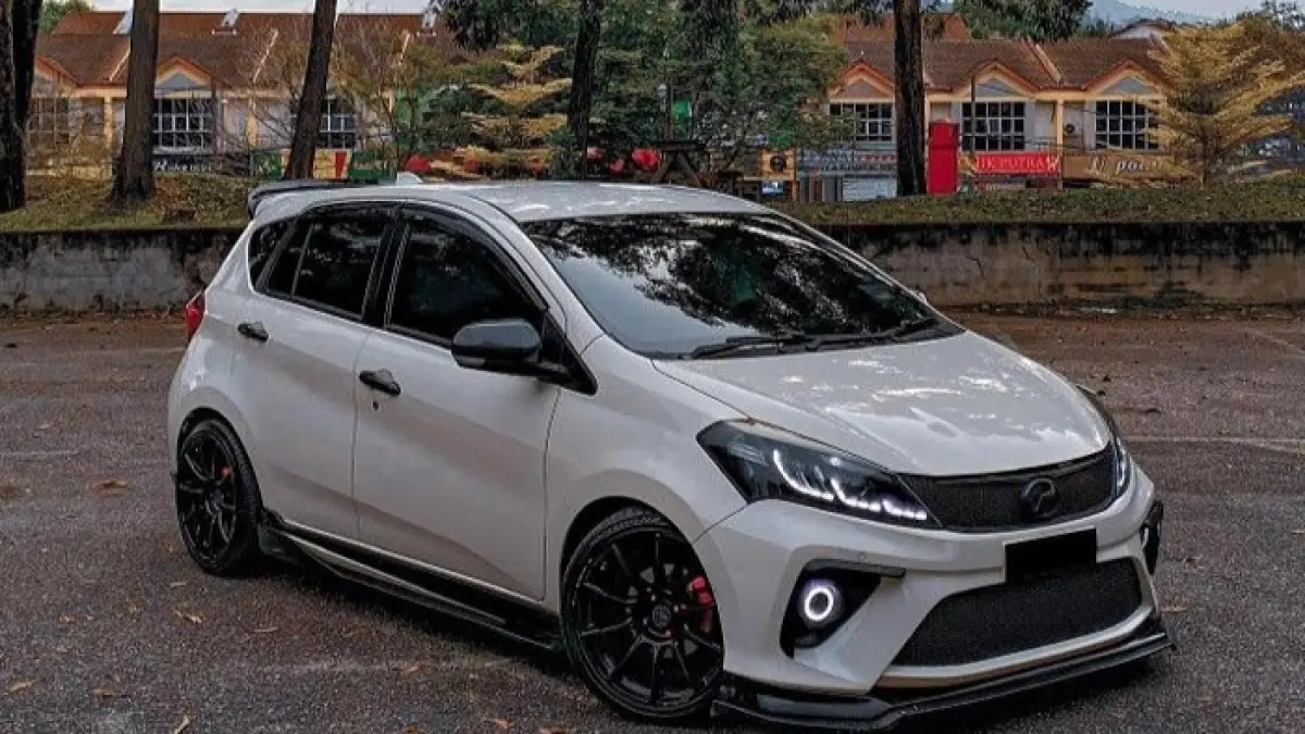 Mobil hatchback bekas terbaik Rp80 jutaan 2026 seperti Toyota Yaris, Honda Jazz, Ayla, dan Mirage masih irit serta nyaman dipakai. (Pinterest) 