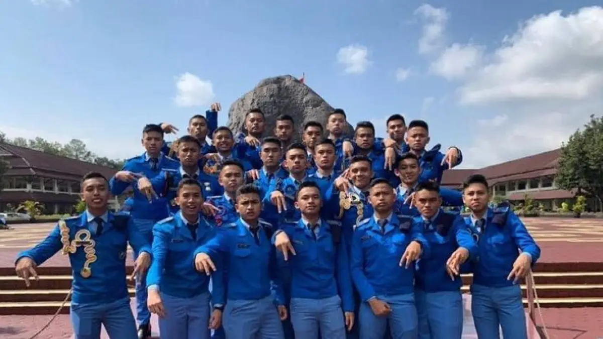 Profil SMAN 3 Taruna Angkasa Jawa Timur di Madiun. Simak fasilitas asrama Sukhoi, program Dasa Karya Cita, dan syarat kerja sama TNI AU di sini! (Pinterest)