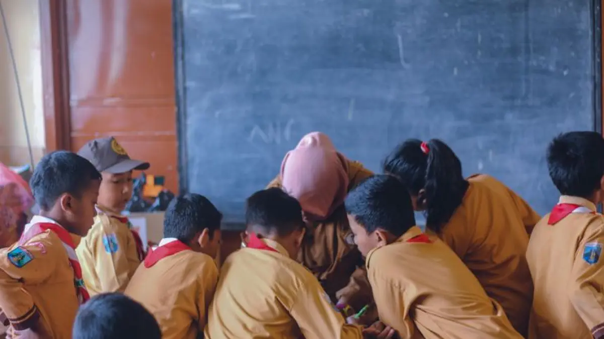 Sekolah Rakyat gratis resmi dimulai Juli 2025. Siswa miskin dapat asrama, laptop, makan gratis, dan fasilitas sekolah modern. (screenshot youtube)