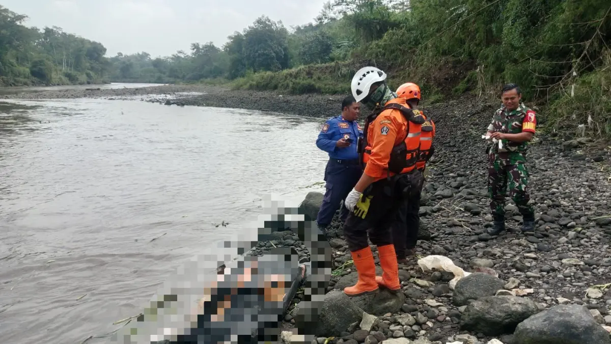 TIM SAR UNTUK RADAR BLITAR - MENINGGAL DUNIA: Tim SAR gabungan mengevakuasi jenazah Isnaini setelah ditemukan warga di bawah Jembatan KA Nguri, kemarin (20/5).