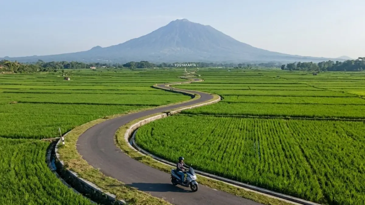 Touring motor listrik menuju PLN Karawang viral usai rombongan hadapi jalan rusak, hujan, dan tantangan Pantura. (Pinterest)