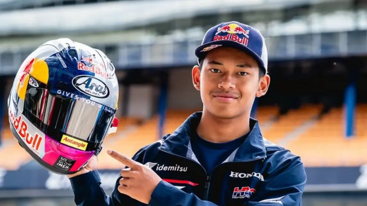 Veda Ega Pratama finis 8 besar usai start posisi 20 di Moto3 Catalunya 2026. Aksi gila pembalap Indonesia ini bikin Hiroshi Aoyama takjub! (Screenshot Youtube)