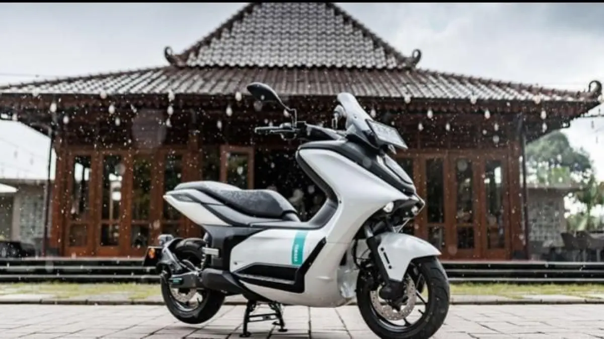 Yamaha E01 motor listrik hadir dengan desain futuristik, fitur digital modern, dan biaya hemat untuk mobilitas harian.