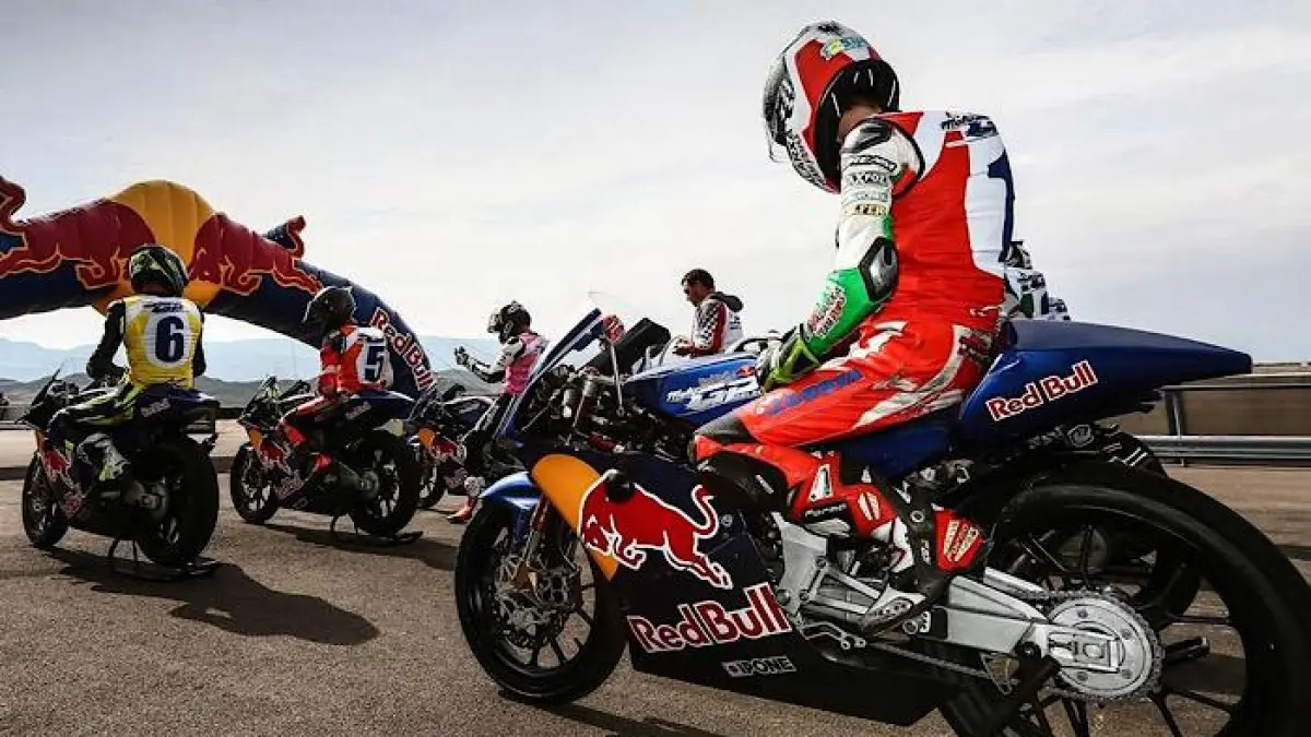 Duel Valentino Rossi vs Marc Marquez di MotoGP Malaysia 2015 kembali dibahas. Banyak fakta tersembunyi akhirnya terungkap.(pinterest)