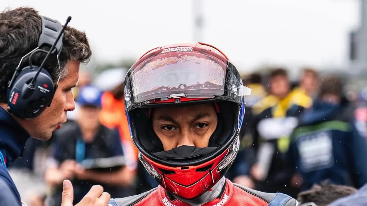 Kiandra Ramadipa juara European Talent Cup 2025 usai start posisi 24 di Catalunya, aksi comeback-nya disebut mirip Valentino Rossi.